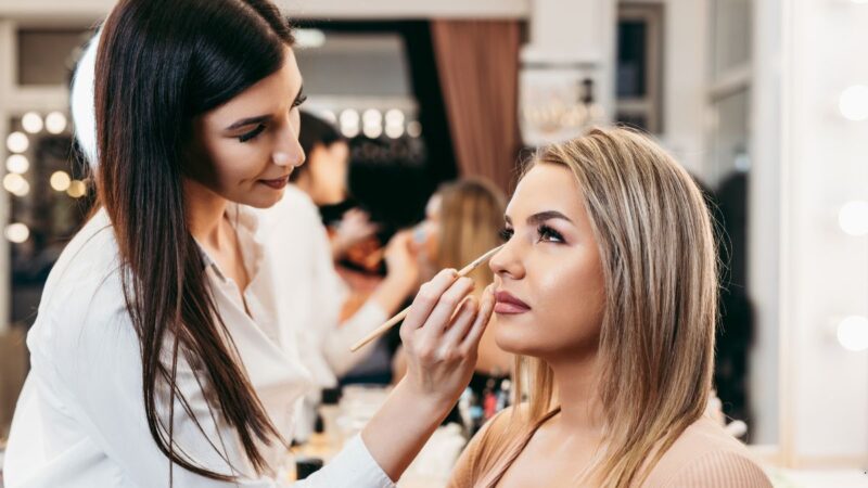 Les débouchés en tant que maquilleuse professionnelle : quelles opportunités s’offrent à vous ?